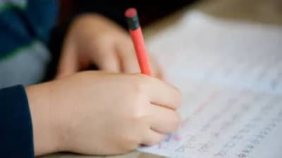 Astrology: हस्ताक्षरावरून ओळखा कोण कुठल्या कार्यक्षेत्रात काम करतो