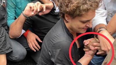 Priyanka Gandhi : प्रियंका गांधींनी महिला पोलिसाचा हात मुरगळला? महागाईविरोधात केलेल्या आंदोलनातील फोटोची चर्चा