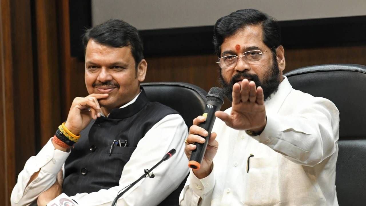 एकनाथ शिंदे आजारी, फडणवीसांची दिल्ली वारी! आज परतल्यानंतर फडणवीस उद्या पुन्हा दिल्लीला जाणार, कारण काय? एकनाथ शिंदे आजारी, फडणवीसांची दिल्ली वारी! आज परतल्यानंतर फडणवीस उद्या पुन्हा दिल्लीला जाणार, कारण काय?