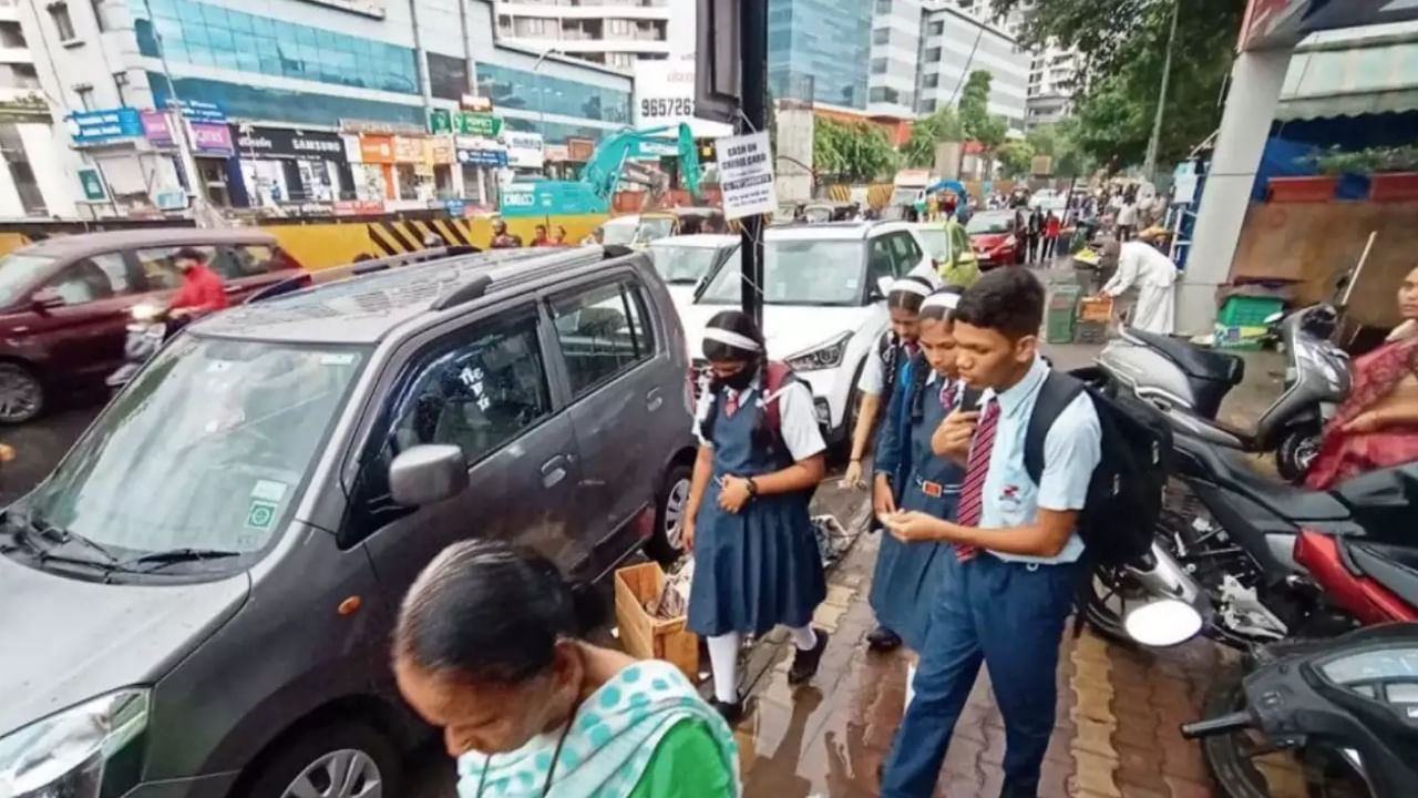 Pune : फुटपाथ पादचाऱ्यांसाठी की विक्रेत्यांसाठी? सिंहगड रोड परिसरातल्या नागरिकांना रस्त्यावरून चालावं लागतंय जीव मुठीत धरून!