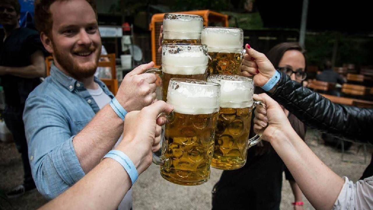 International Beer Day 2022: बीअर पिण्याचे फायदे आणि तोटे माहीत आहेत का ? बसेल आश्चर्याचा धक्का