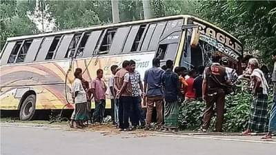 भयानक! खिडक्यांचे पडदे फाडून बांधून प्रवाशांना ठेवले; धावत्या बस मध्ये तरुणीवर गँग रेप केला आणि...