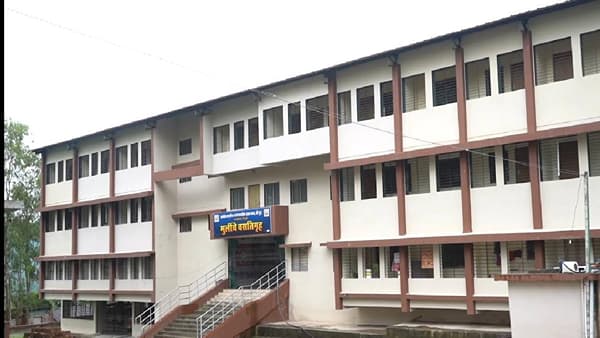 Ashram School : आंबेगावमधील आदिवासी आश्रमशाळेतील 41 विद्यार्थिनींची प्रकृती खालावली, रुग्णालयात उपचार सुरु