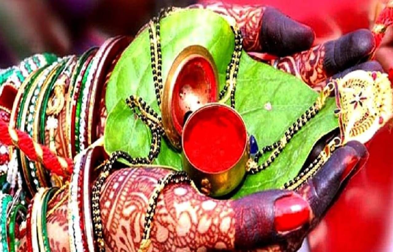 Kajri Teej 2022: पतीच्या दीर्घायुष्यासाठी महिला करतात कजरी तिजचे व्रत, मुहूर्त महत्त्व आणि विधी Kajri Teej 2022: पतीच्या दीर्घायुष्यासाठी महिला करतात कजरी तिजचे व्रत, मुहूर्त महत्त्व आणि विधी
