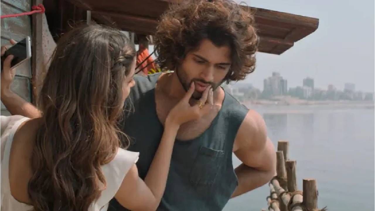 Liger Movies | विजय देवरकोंडा आणि अनन्या पांडे यांच्या लाइगर चित्रपटातील नवीन गाणे 'आफत' रिलीज..., चाहत्यांची उत्सुकता वाढली Liger Movies | विजय देवरकोंडा आणि अनन्या पांडे यांच्या लाइगर चित्रपटातील नवीन गाणे 'आफत' रिलीज..., चाहत्यांची उत्सुकता वाढली