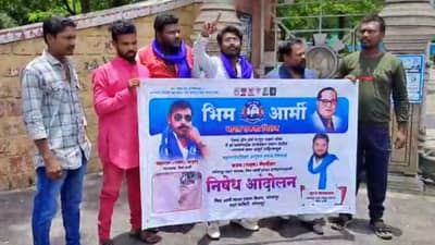 Bhim army : दोन दिवसांत रस्त्याच्या कामाला सुरुवात करा, नाहीतर..; भीम आर्मीचा इशारा, सोलापूर महापालिकेच्या गेटवर टायर जाळण्याचा प्रयत्न