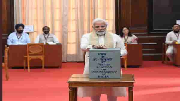 Vice Presidential Election | उपराष्ट्रपतीपदासाठी मतदानाला सुरुवात, पंतप्रधान नरेंद्र मोदींनी बजावला मतदानाचा हक्क!