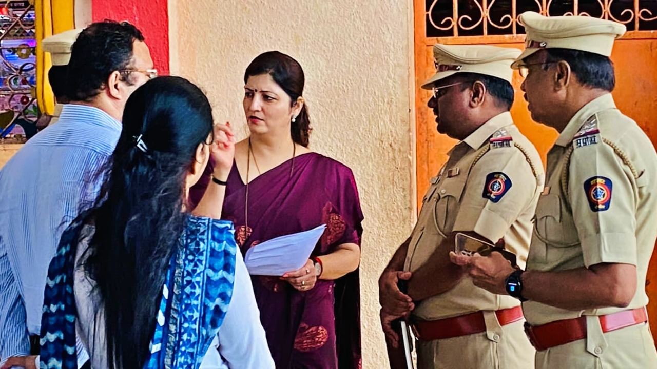 Rupali Chakankar : कायदा-सुव्यवस्था राखणं गृहमंत्र्यांचं काम, पण राज्याचा गृहमंत्रीच नाही; बकात्काराच्या घटनांवरून चाकणकरांचा टोला Rupali Chakankar : कायदा-सुव्यवस्था राखणं गृहमंत्र्यांचं काम, पण राज्याचा गृहमंत्रीच नाही; बकात्काराच्या घटनांवरून चाकणकरांचा टोला