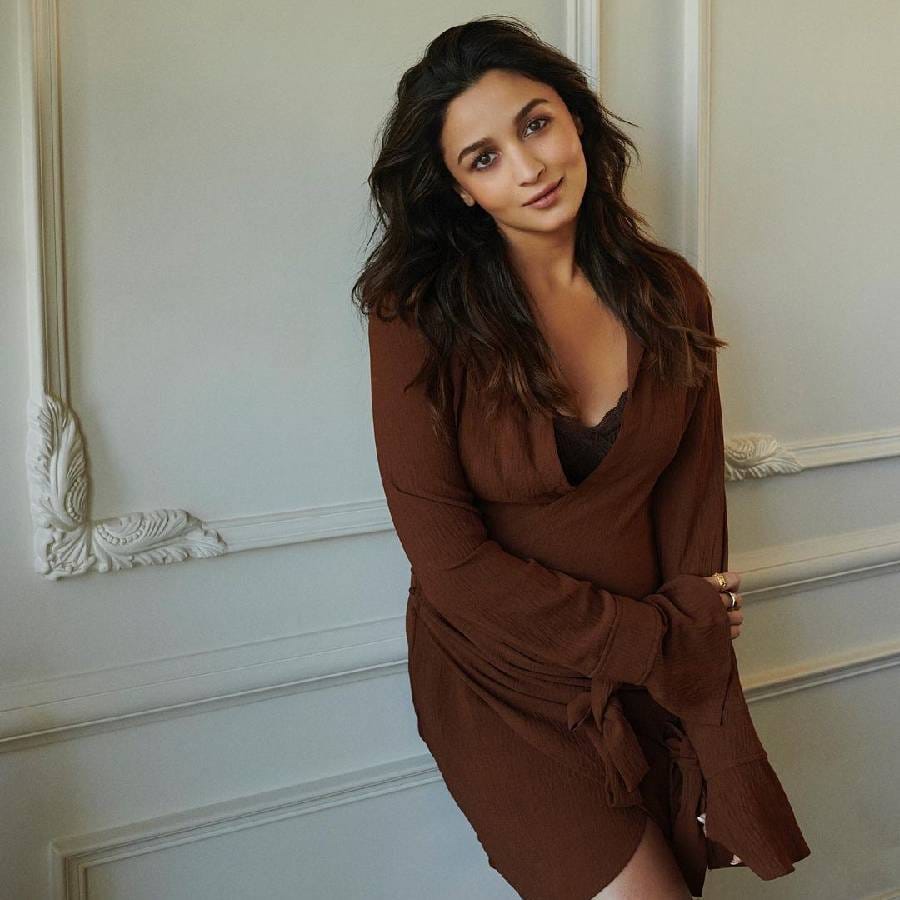 गेल्या काही दिवसांपासून लूज आउटफिटमध्ये दिसणाऱ्या आलियाने पहिल्यांदाच तिचा बेबी बंप फ्लॉंट केला. या लॉन्च इव्हेंटमध्ये अभिनेत्री ब्राऊन कलरच्या बॉडीफिट ड्रेसमध्ये दिसली.