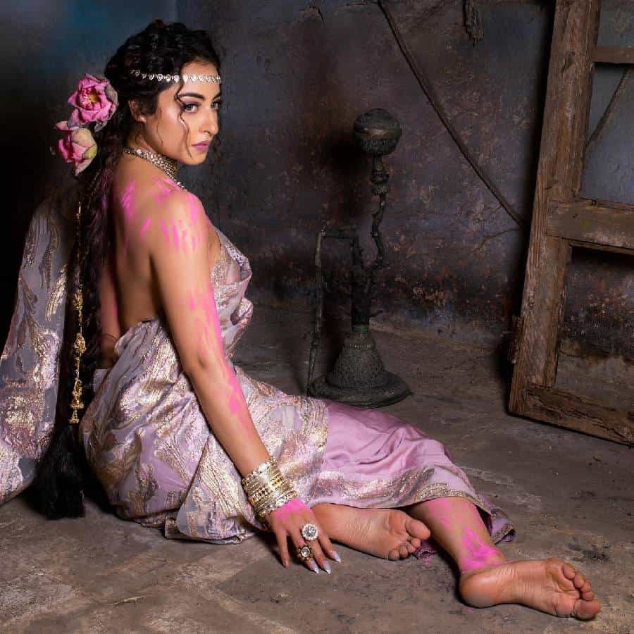 नियती फतनानी ही टीव्ही इंडस्ट्रीतील सर्वात लाडकी आणि सुंदर अभिनेत्रींपैकी एक आहे. तिच्या अभिनय कौशल्याने चाहते तिचे दिवाने आहे. तिने अभिनय कौशल्याच्या जोरावर दाखवून प्रचंड लोकप्रियता मिळवली आहे. सध्या ती स्टार भारतच्या शो - 'चन्ना मेरेया' मध्ये करण वाहीसोबत साधी सुसंस्कृत मुलगी गिन्नी गरेवालच्या भूमिकेत दिसत आहे.