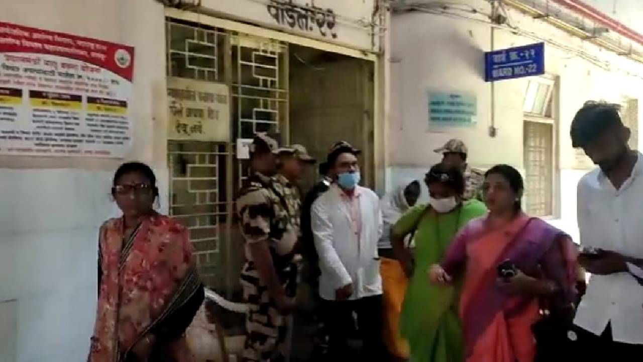 Manisha Kayande : मनीषा कायंदेनी घेतली बलात्कार पीडितेच्या कुटुंबीयांची भेट, पोलीस आणि रुग्णालय प्रशासनाबद्दल व्यक्त केली चिंता Manisha Kayande : मनीषा कायंदेनी घेतली बलात्कार पीडितेच्या कुटुंबीयांची भेट, पोलीस आणि रुग्णालय प्रशासनाबद्दल व्यक्त केली चिंता