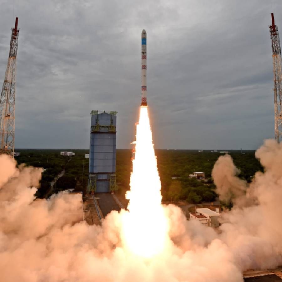 भारतीय अंतराळ संशोधन संस्थेने (इस्रो)आज  सकाळी 9.18 वाजता देशाचे नवीन रॉकेट प्रक्षेपित केले. आंध्र प्रदेशातील श्रीहरिकोटा येथील सतीश धवन स्पेस सेंटरच्या लॉन्च पॅड 1 वरून हे प्रक्षेपण यशस्वीरित्या पार पडले. EOAS 02 (EOS02) आणि Azadi SAT (AzaadiSAT) उपग्रह स्मॉल सॅटेलाइट लॉन्च व्हेईकल (SSV) मध्ये वाहून नेले जात आहेत.