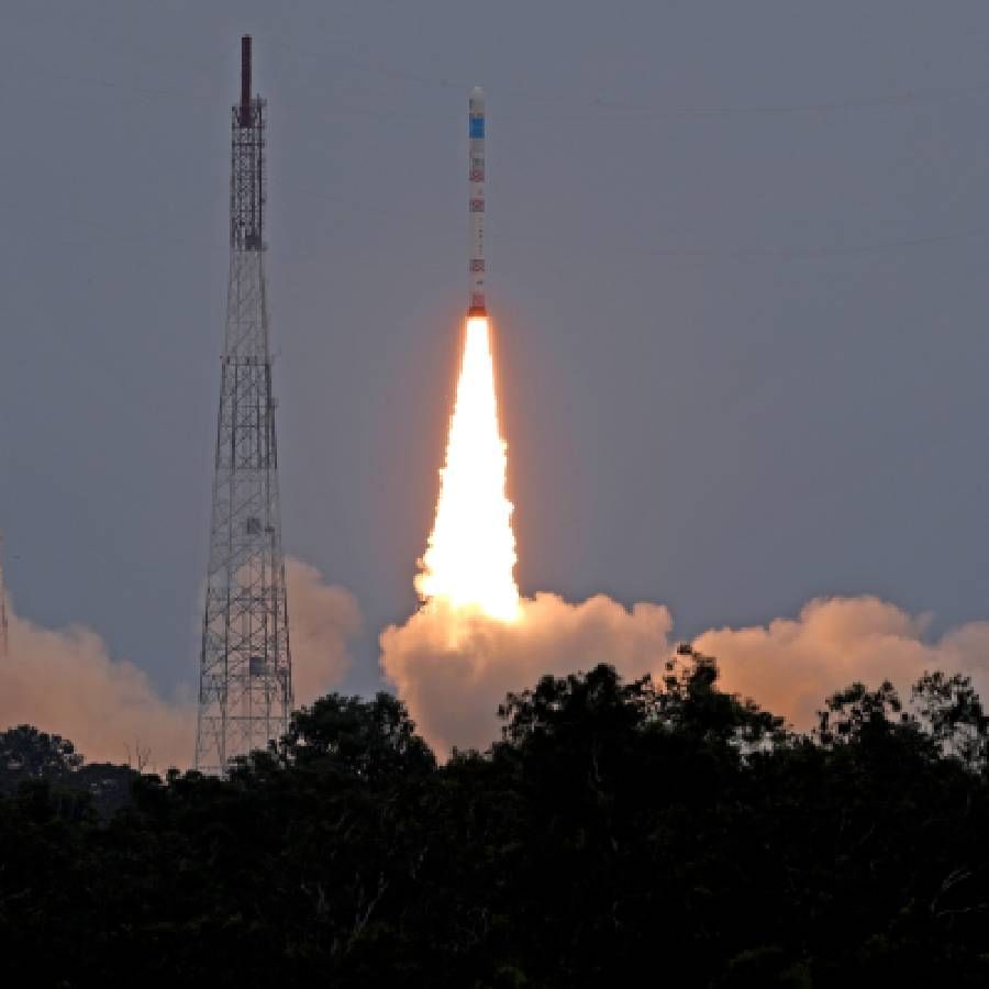 EOS02 हा पृथ्वी निरीक्षण उपग्रह आहे. जे 10 महिने अंतराळात काम करेल. त्याचे वजन 142 किलो आहे. यात मध्यम आणि लांब तरंगलांबीचा इन्फ्रारेड कॅमेरा आहे. ज्याचे रेझोल्यूशन 6 मीटर आहे. म्हणजेच रात्रीच्या वेळीही ते निरीक्षण करू शकते. याशिवाय स्पेसकिड्ज इंडिया या अंतराळ संस्थेचा स्टुडंट्स सॅटेलाईट टेलाइट आझादीसॅट लॉन्च करण्यात आला . 
