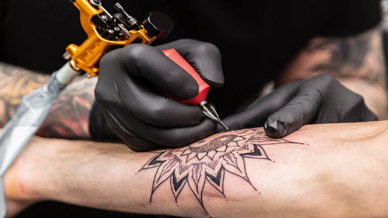UP Tatto : धक्कादायक ! टॅटू काढल्यानंतर ताप आणि अशक्तपणा जाणून लागला, डॉक्टरकडे जाऊन तपासणी केली तर एचआयव्हीची बाधा झाल्याचे उघड