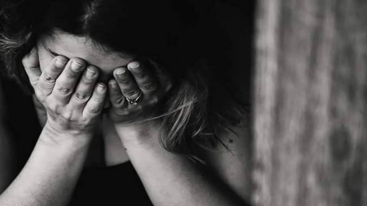 Depression: ‘तणाव’ आणि ‘नैराश्या’ पासून मुक्त होण्यासाठी फॉलो करा ‘या’ 3 सोप्या टिप्स! Depression: ‘तणाव’ आणि ‘नैराश्या’ पासून मुक्त होण्यासाठी फॉलो करा ‘या’ 3 सोप्या टिप्स!