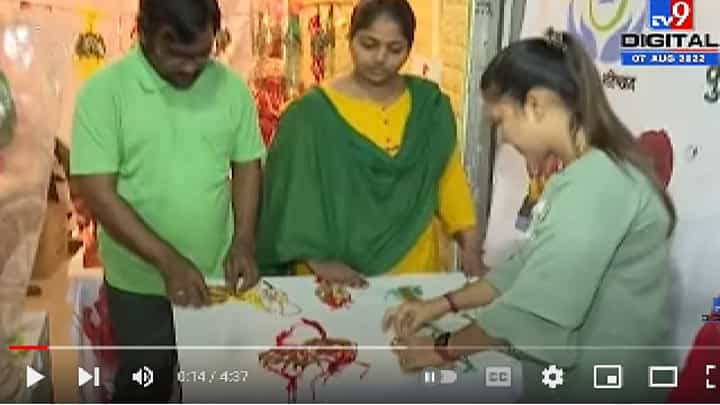 MNS Rakhi | मुख्यमंत्र्यांच्या फोटोनंतर आता बाजारात मनसेच्या राख्या MNS Rakhi | मुख्यमंत्र्यांच्या फोटोनंतर आता बाजारात मनसेच्या राख्या