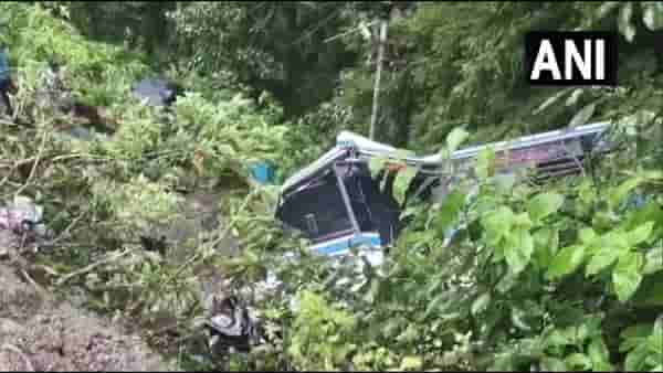 Uttrakhand : उत्तराखंडमध्ये बस दरीत कोसळली, 39 प्रवाशी जखमी; 8 जणांची प्रकृती चिंताजनक