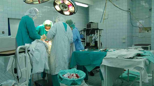 Mumbai : 60 मिनिटांत छातीत घुसलेली सळई काढली, डॉक्टरांमुळे 22 वर्षीय तरुण जखमी मजुराला अखेर जीवदान