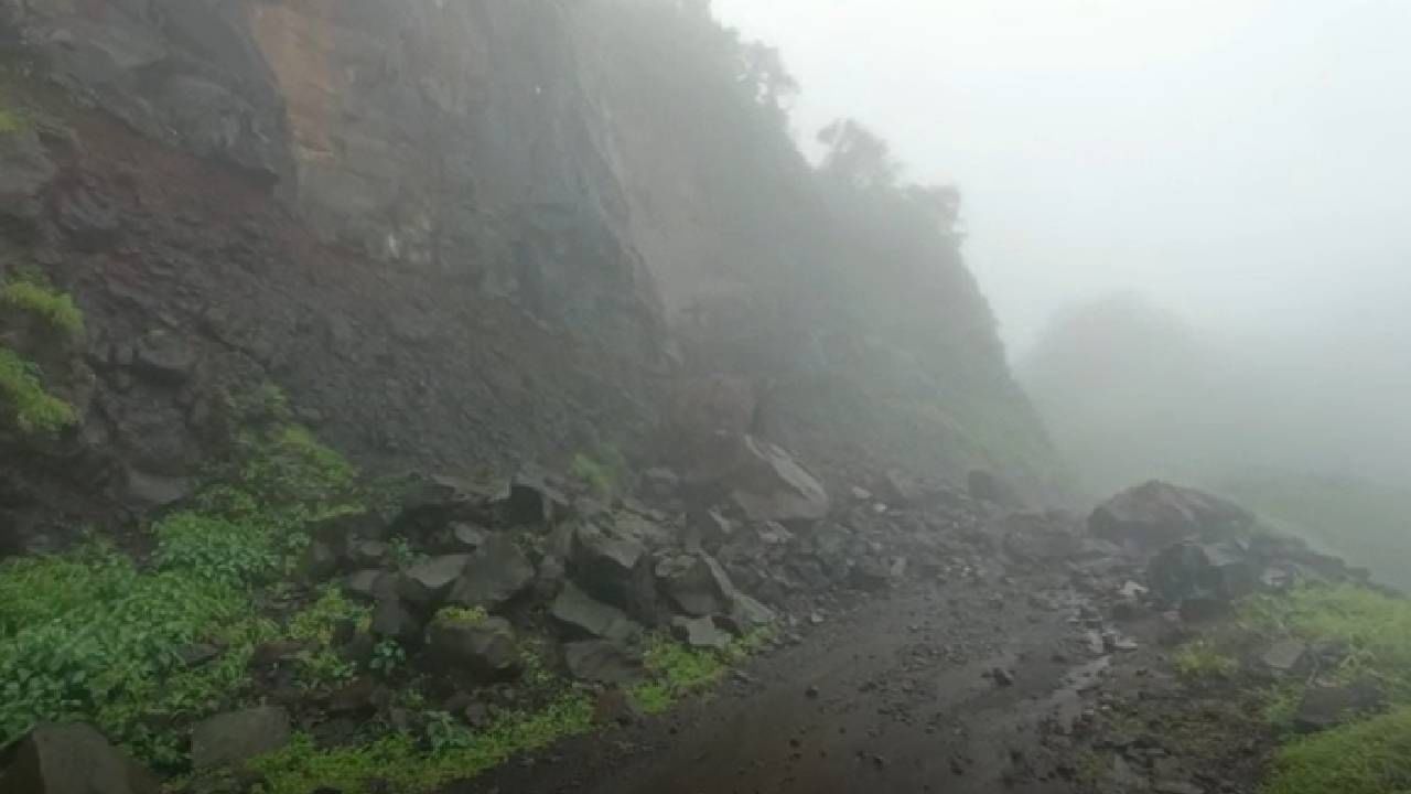 रत्नागिरीतील रघुवीर घाटात दरड कोसळली,12 तासांपासून वाहतूक ठप्प, 15 दिवसातील तिसरी घटना