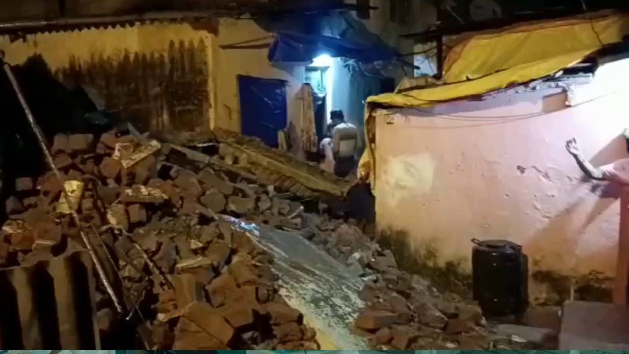 Kalyan News : कल्याणमध्ये धोकादायक दुमजली इमारत कोसळली! सुदैवानं जीवितहानी नाही