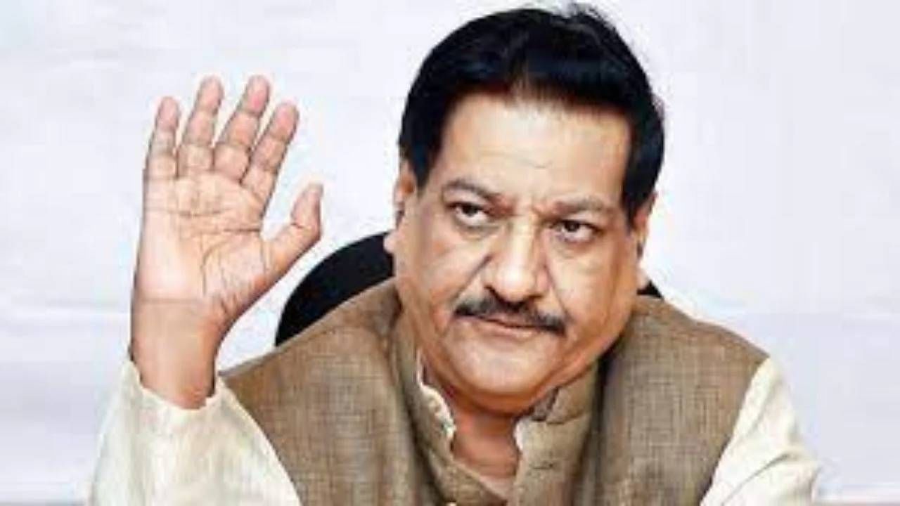 Prithviraj Chavan : घडाळ्याचे काटे उलटे फिरवावे लागले तर फिरवावे लागतील, पण लोकशाही वाचवावी लागेल: पृथ्वीराज चव्हाण