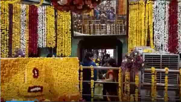 Sawan Somwar 2022 : श्रावण एकादशी सोमवार निमित्त पंढरपुरात भाविकांच्या भक्तीचा महापूर, वैद्यनाथ मंदिरात आकर्षक अशा फुलांची आरास