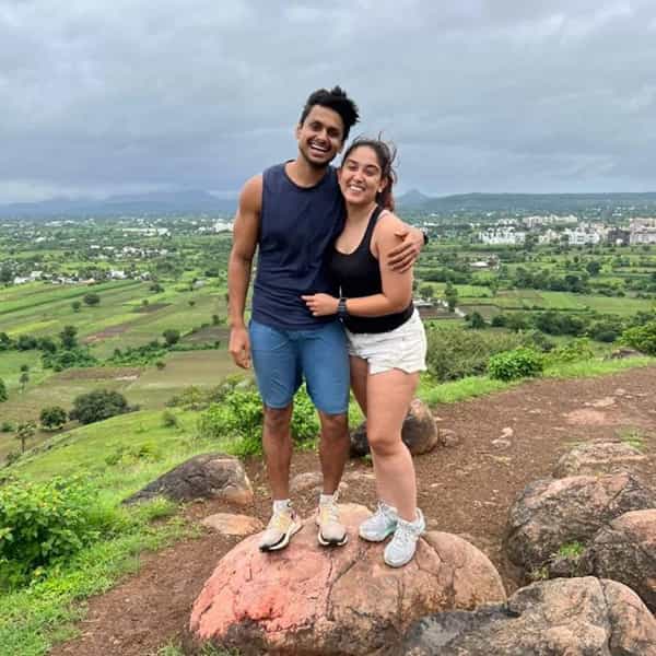 अभिनेता आमिर खानची मुलगी इरा खान हिचा चित्रपटांशी काहीही संबंध नसला तरी स्टार किड असल्याने ती अनेकदा चर्चेत असते. इरा सोशल मीडियावरही खूप सक्रिय आहे आणि ती तिच्या बॉयफ्रेंडसोबत रोमँटिक फोटो शेअर करत असते. अलीकडेच तिने तिचा आणखी एक फोटो शेअर केला आहे ज्यामध्ये ती तिच्या बॉयफ्रेंडसोबत पोझ देताना दिसत आहे.