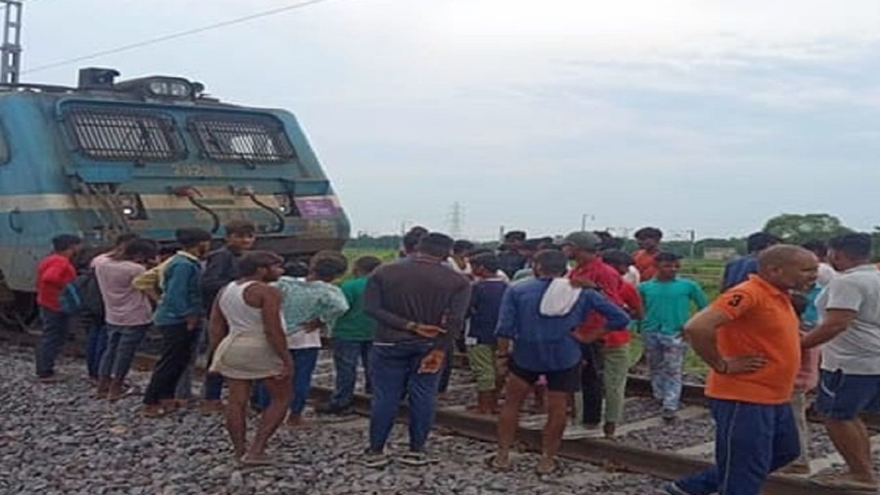 Train Accident: रेल्वे इंजीनमध्ये अडकून तब्बल 8 किलो मीटर पर्यंत फरफटत गेला; आजपर्यंतचा सर्वात भयानक रेल्वे अपघात Train Accident: रेल्वे इंजीनमध्ये अडकून तब्बल 8 किलो मीटर पर्यंत फरफटत गेला; आजपर्यंतचा सर्वात भयानक रेल्वे अपघात