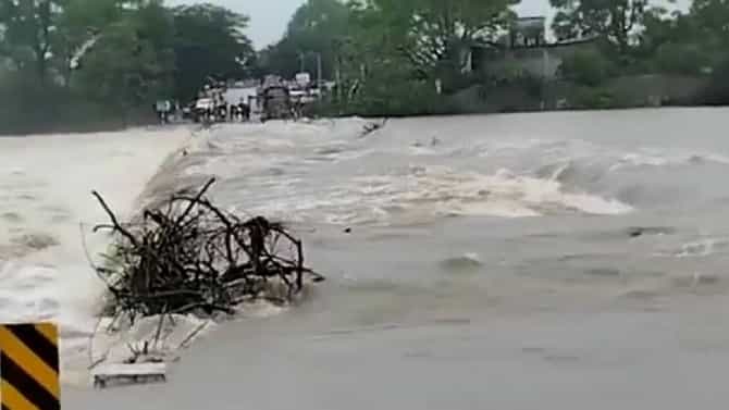 Wardha river bridge : आर्वी कौढण्यपूर मार्गावर वर्धा नदीचा पूल, पुलावरील डांबरीकरण पुरात गेले वाहून, दृश्य कॅमेऱ्यात कैद
