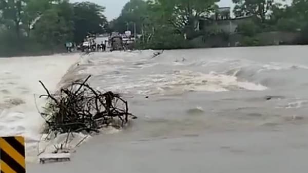 Wardha river bridge : आर्वी कौढण्यपूर मार्गावर वर्धा नदीचा पूल, पुलावरील डांबरीकरण पुरात गेले वाहून, दृश्य कॅमेऱ्यात कैद