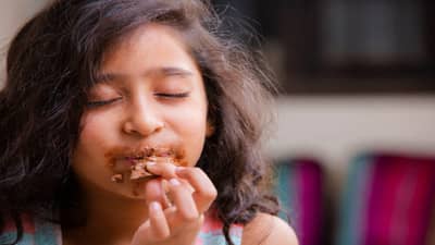 झोपण्यापूर्वी लहान मुलांना हे पदार्थ अजीबात खायला देऊ नका नाही तर मुलं रात्रभर झोपणार नाहीत