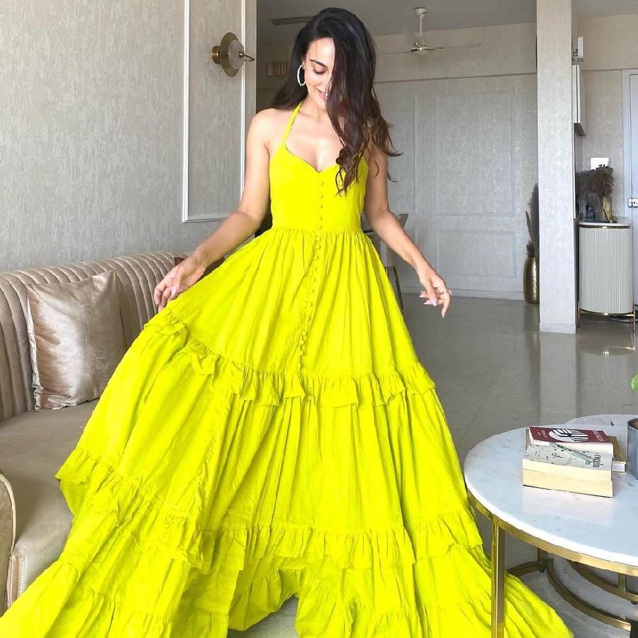 पिवळ्या रंगाच्या लाँग ड्रेसमध्ये सुरभीने कॅंडिड बॅक पोझही दिली आहे. ज्यामध्ये ती खूप जास्त ग्लॅमरस दिसत आहे. इन्स्टाग्रामवर अभिनेत्रीला 9 मिलियन लोक फॉलो करतात. हे पाहून सुरभीला चाहत्यांचे  किती प्रेम मिळते हे दिसून येते.
