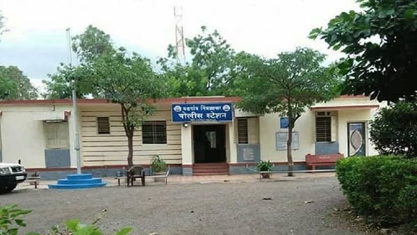 Baramati : विहिरीचं पाणी चोरल्यानं वडगाव निंबाळकर पोलिस ठाण्यात चौघांवर गुन्हा, बारामती तालुक्यातील अजब प्रकार