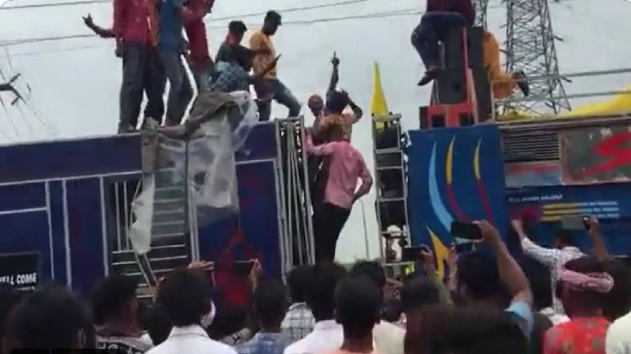 Indore Death : डिजेच्या तालावर सुरु होती कावड यात्रा, विजेच्या तारेला स्पर्श झाला; शॉक लागून एक ठार तर तीन जखमी Indore Death : डिजेच्या तालावर सुरु होती कावड यात्रा, विजेच्या तारेला स्पर्श झाला; शॉक लागून एक ठार तर तीन जखमी