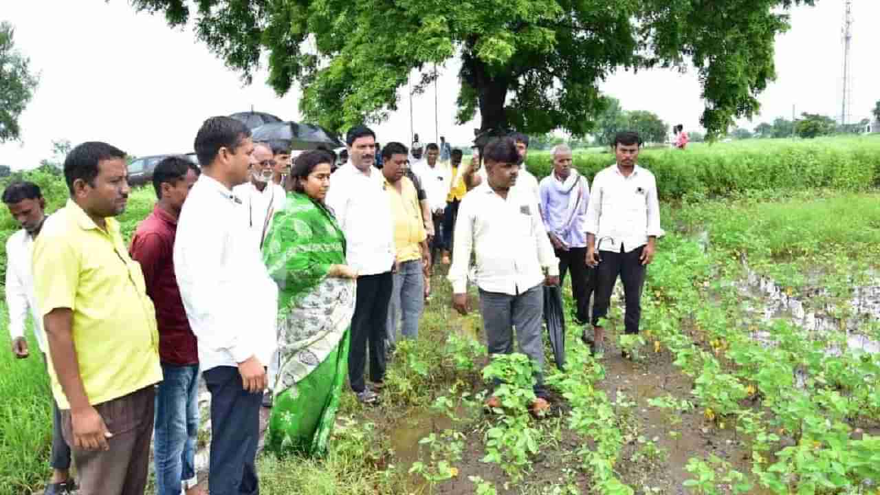 Parbhani | पावसामुळे जिंतूर तालुक्यातील वडगाव येथे शेतीचे मोठे नुकसान, आमदार मेघना बोर्डीकर यांनी बांधावर जाऊन केली नुकसानीची पाहणी