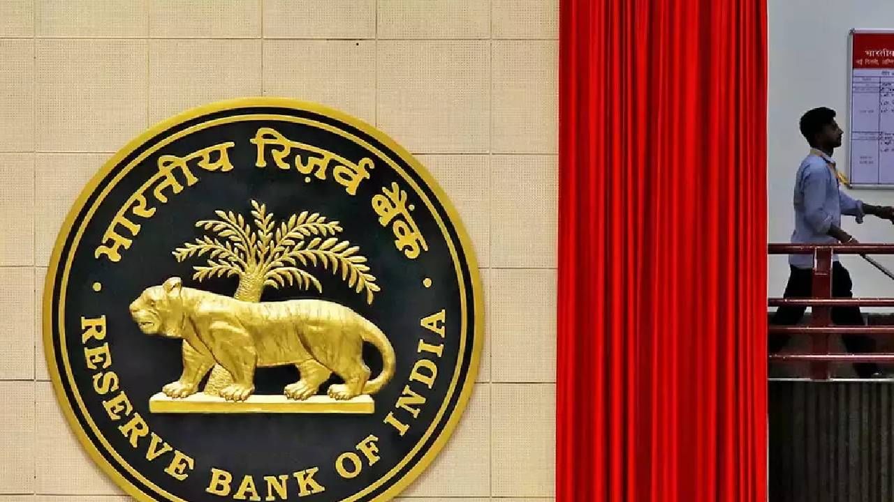 RBI Action | 8 सहकारी बँकांवर कारवाईचा फास, महाराष्ट्रातील तीन बँकांचा समावेश, नियमांचे उल्लंघन भोवले