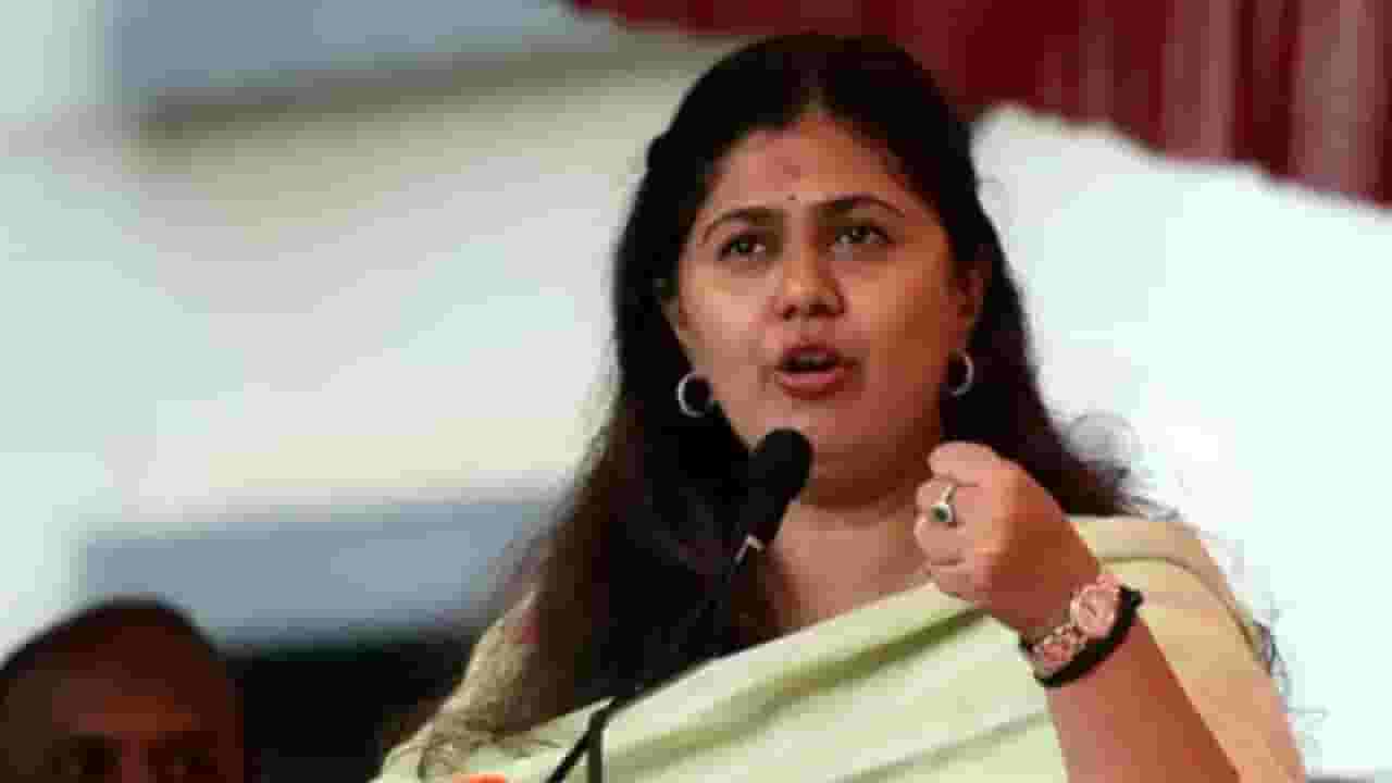 पंकजा मुंडेंचं ढोल वादन, परळीत तिरंगा रॅली!