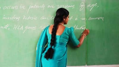 घातली बिकनी म्हणून प्राध्यापिकेला सोडावी लागली नोकरी! बिकनी घालणाऱ्या मुलींनो, ही बातमी वाचाच