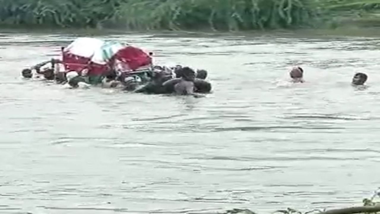 Video: पुराच्या पाण्यातून काढली प्रेतयात्रा; सोलापुरमधील धक्कादायक व्हिडिओ व्हायरल