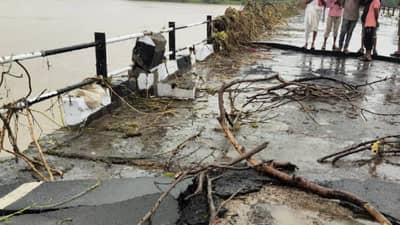 अमरावती-वर्धा जिल्ह्याला जोडणाऱ्या कौडण्यपूर पुलावरील रस्ता उखडला; सलग 30 तास रस्त्यावर पाणी; कित्येक तास वाहतूक बंद