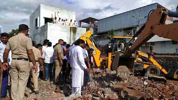Malegaon wall Collpase : मालेगावात भिंत कोसळल्याने तीन मुलांचा ढिगाऱ्याखाली दबली, सुदैवाने जीवितहानी नाही