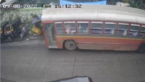 CCTV Video : गोरेगावमध्ये बसचे ब्रेक फेल झाल्याने अपघात, चार जण जखमी; घटना सीसीटीव्हीत कैद 
