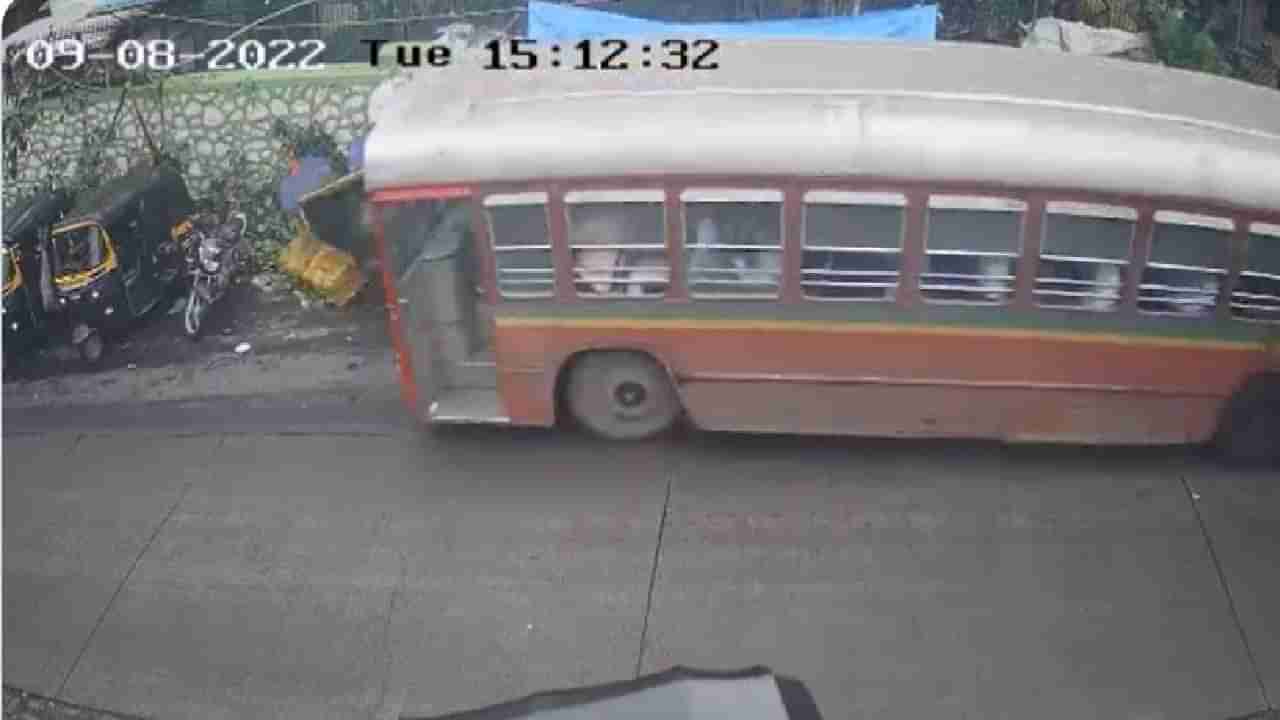 CCTV Video : गोरेगावमध्ये बसचे ब्रेक फेल झाल्याने अपघात, चार जण जखमी; घटना सीसीटीव्हीत कैद