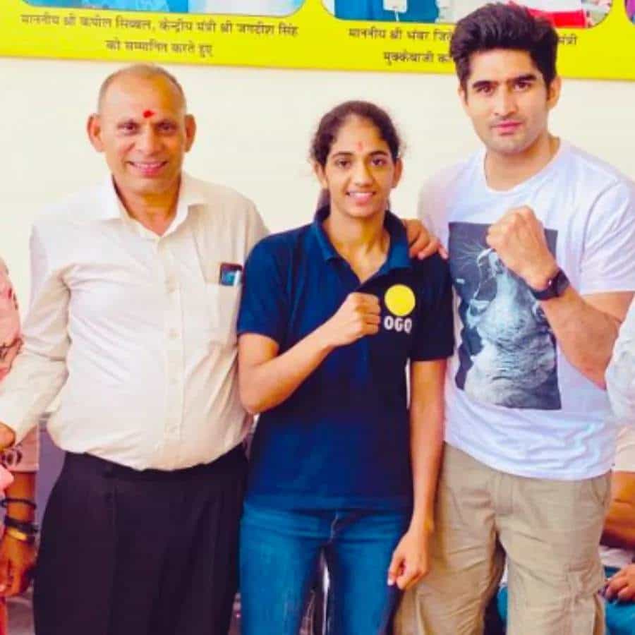 भारताची युवा स्टार नीतू घनघास हिने राष्ट्रकुल स्पर्धेत सुवर्णपदक पटकावलंय. नीतूसोबतच तिच्या वडिलांच्या अनेक वर्षांच्या मेहनतीचे हे फळ मिळाले. नीतूच्या मेहनतीने तिला पदक मिळवून दिले असले तरी तिला रिंगमध्ये आणण्याचे श्रेय तिच्या वडिलांना जाते. नीतूच्या वडिलांना आपल्या लेकीच्या पाठिशी खंबीरपणे उभं राहत तिच्या स्वप्नांना बळ दिलंय.