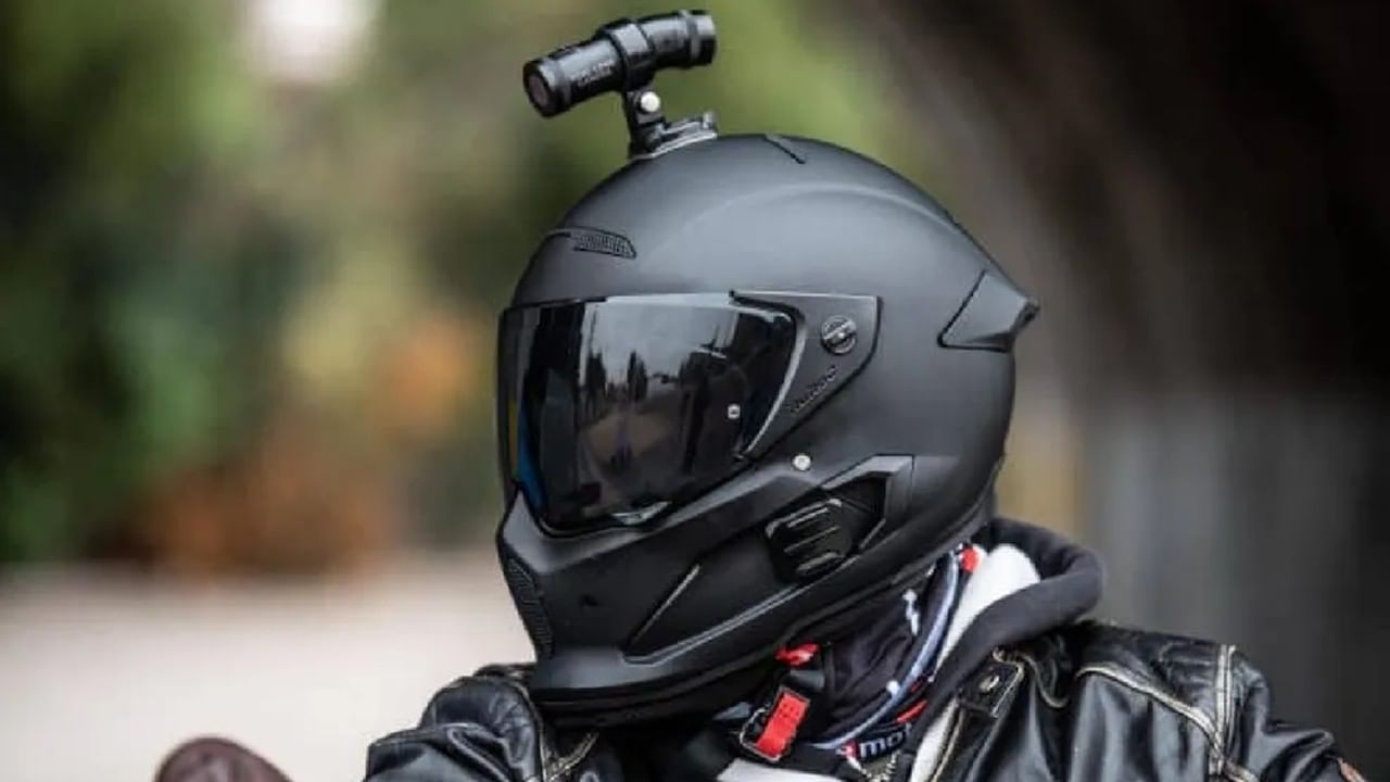 Driving rule : हेल्मेटवर कॅमेरा लावणे पडेल महागात; दंड तर भरावा लागेलच, लायसन्सही होऊ शकते रद्द Driving rule : हेल्मेटवर कॅमेरा लावणे पडेल महागात; दंड तर भरावा लागेलच, लायसन्सही होऊ शकते रद्द