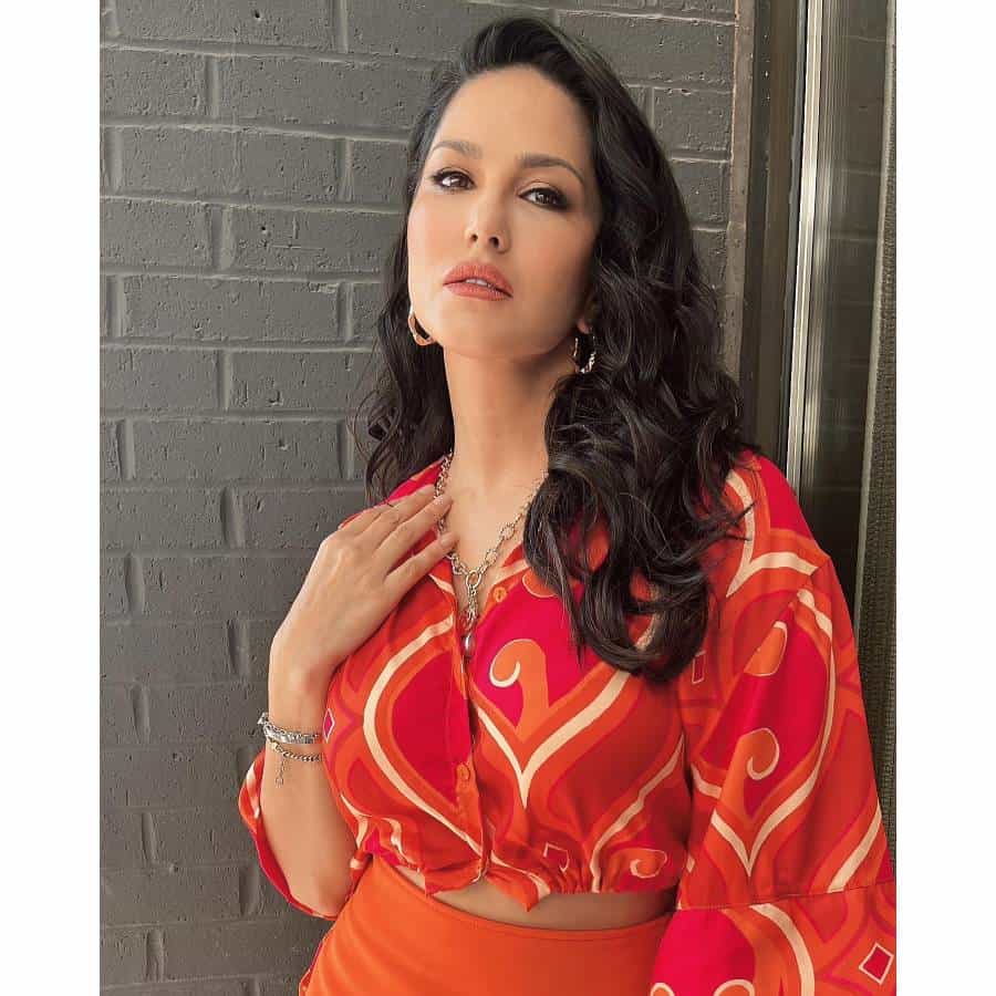 अभिनेत्री सनी लिओन सोशल मीडियावर खूप सक्रिय असते. ती अनेकदा तिच्या लूकने चाहत्यांना वेड लावते. सनीने सोशल मीडियावरग्लॅमरस स्टाईलमधील काही फोटो शेअर केले आहेत .