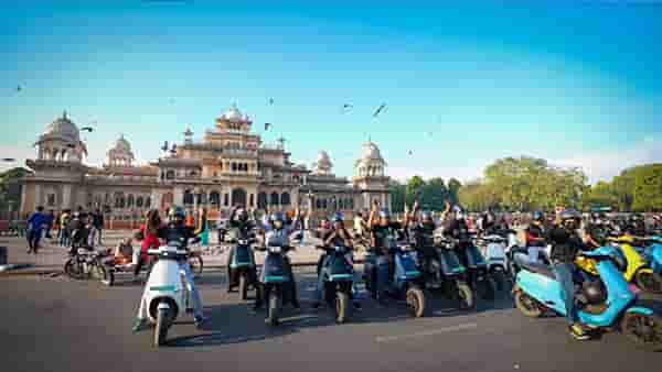 Ola Electric : ओला 15 ऑगस्टला दोन उत्पादनं लाँच करणार, इलेक्ट्रिक स्कूटरचा टीझर रिलीज, किंमत आणि फीचर्स जाणून घ्या...