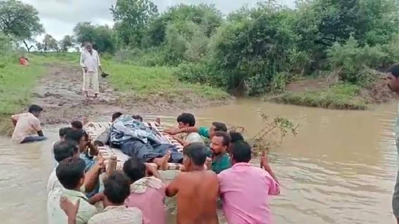 Wardha Flood : पुराने अडवली वाट पण गावकऱ्यांनी जीव धोक्यात घालून दिली साथ, वर्ध्यात छातीभर पाण्यातून रुग्णास पाठविले रुग्णालयात