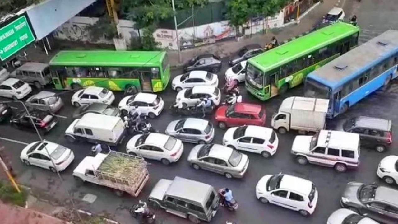 Traffic : वर्दळीच्या ठिकाणचे उड्डाणपूल ठरताहेत डोकेदुखी, चांदणी चौक आणि विद्यापीठासमोरच्या उड्डाणपुलांमुळे कोंडीत भर