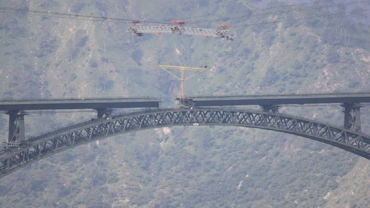 Chenab Railway Bridge : चेनाब रेल्वे पुलाचं काम 98 टक्के पूर्ण; 13 ऑगस्टला गोल्डन ज्वॉईंट होणार Chenab Railway Bridge : चेनाब रेल्वे पुलाचं काम 98 टक्के पूर्ण; 13 ऑगस्टला गोल्डन ज्वॉईंट होणार
